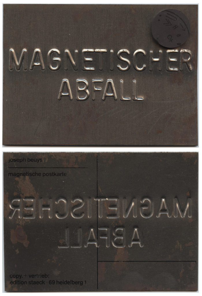 <span class="product-meta">Objekt, 1975</span> <br /><span class="product-artist">Joseph Beuys</span><span class="breadcrumb-separator">: </span> <br />Magnetische Postkarte