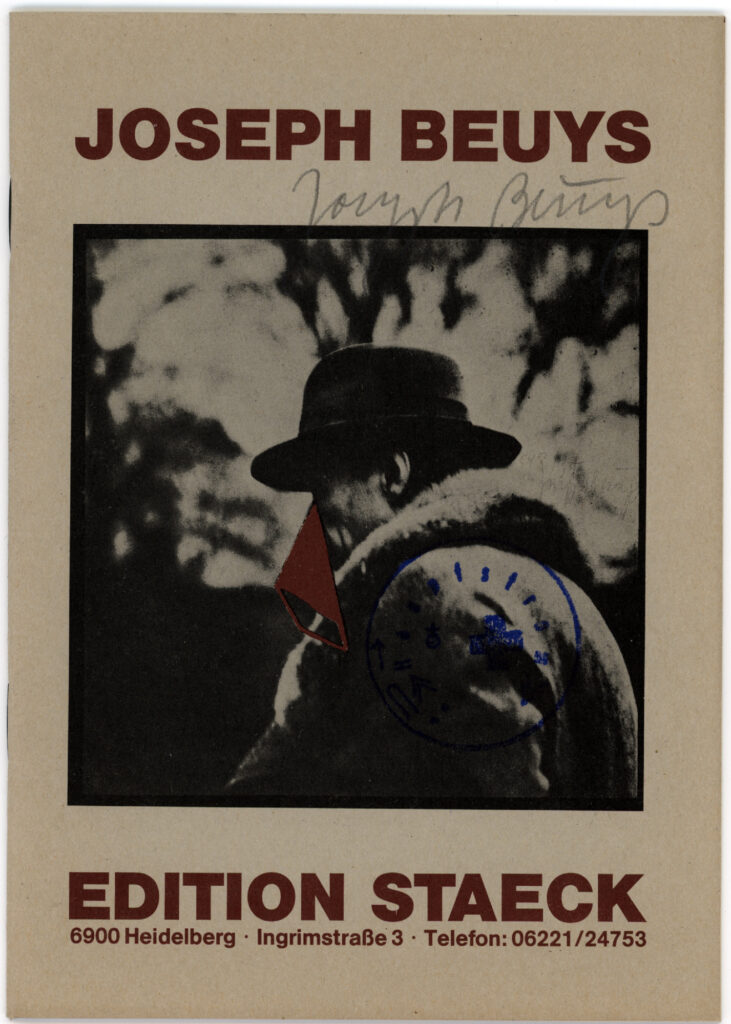 <span class="product-meta">Signiertes</span> <br /><span class="product-artist">Joseph Beuys</span><span class="breadcrumb-separator">: </span> <br />Editionskatalog